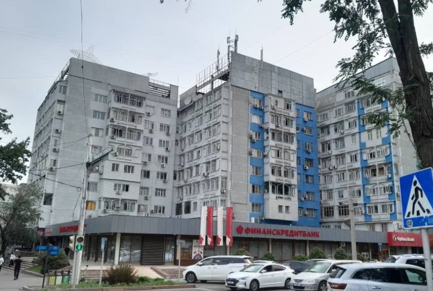 Здание теперь окрашивают в серый цвет