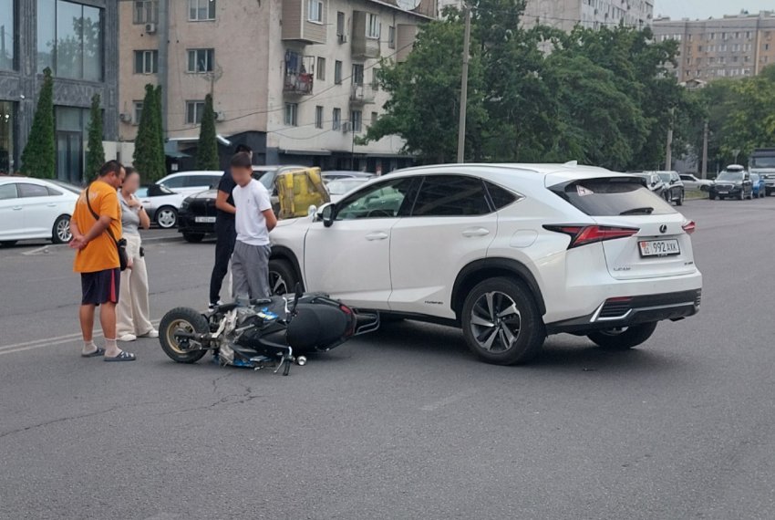 Автомобиль столкнулся со скутером