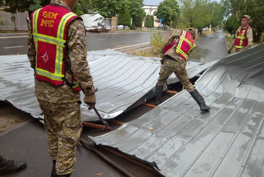 В МЧС отметили, что спасатели совместно с местными властями продолжают ликвидировать последствия стихии