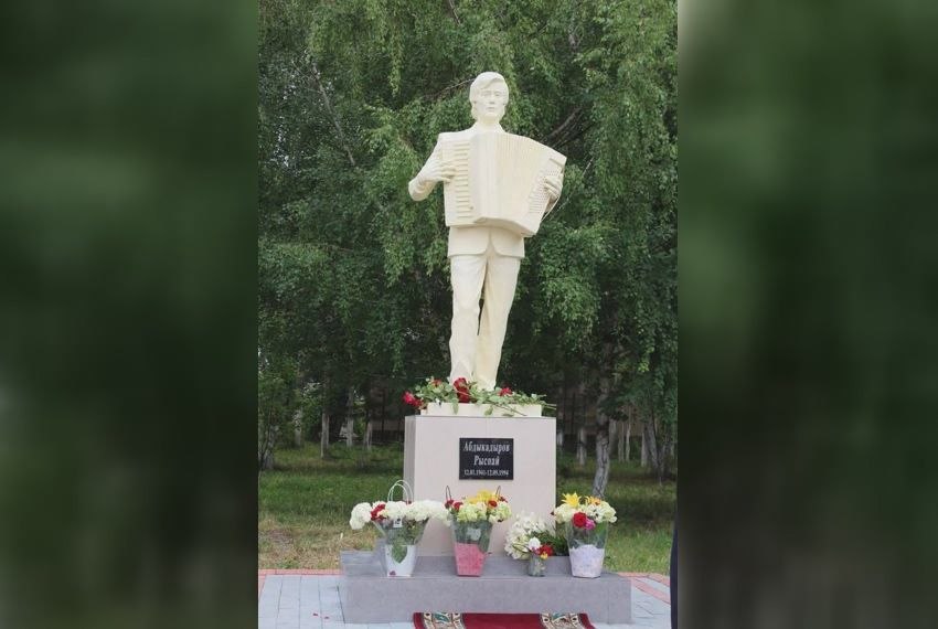 Памятник композитору Рыспаю Абдыкадырову, открытый к его 85-летнему юбилею