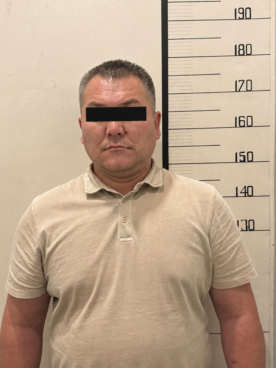 В Бишкеке задержали главу медкомиссии и врача