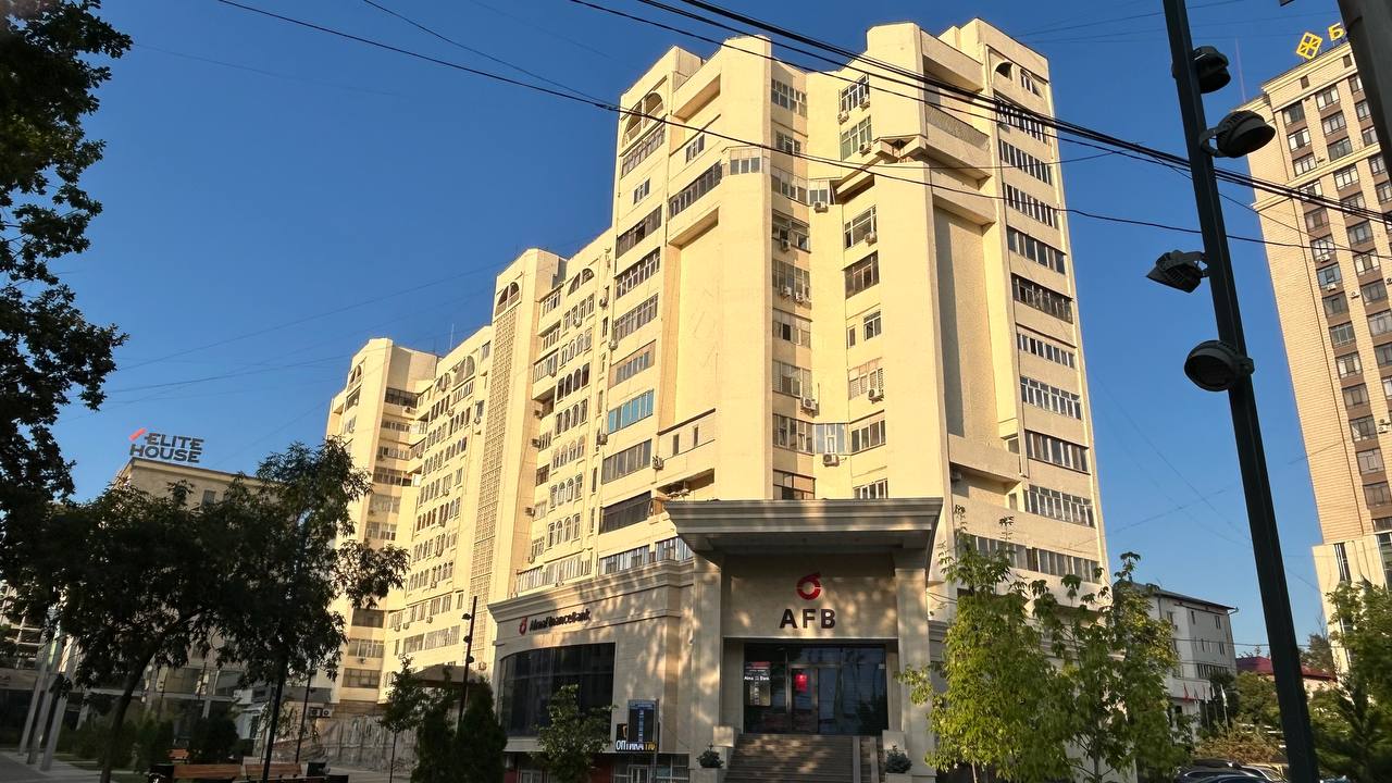 Многоэтажку в центре Бишкека облагородили только с лицевой стороны
