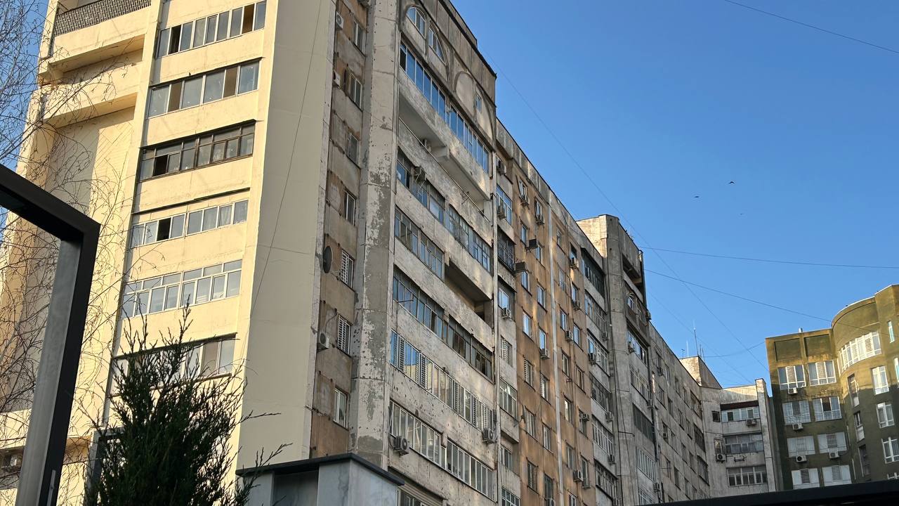 Со стороны двора дом решили не ремонтировать