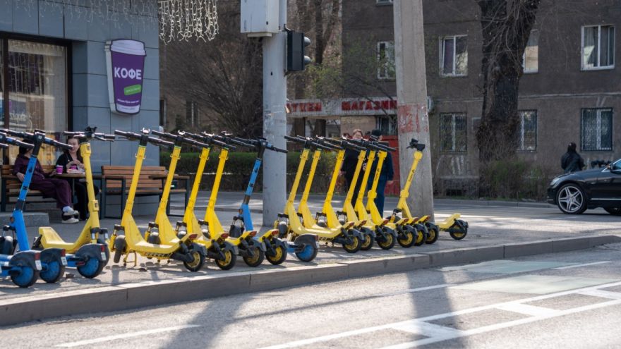 В Казахстане теперь электросамокатам запрещено ездить по тротуарам и пешеходным дорожкам. Соответствующий закон подписал президент страны Касым-Жомарт Токаев