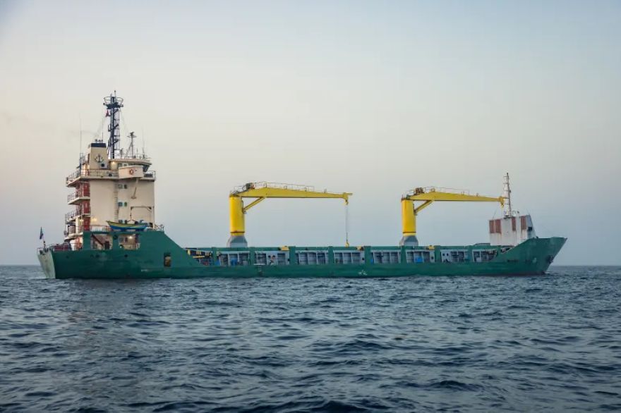 Грузовое судно стоит на якоре у берегов Омана на фоне морской пробки, связанной с ситуацией вокруг Ормузского пролива