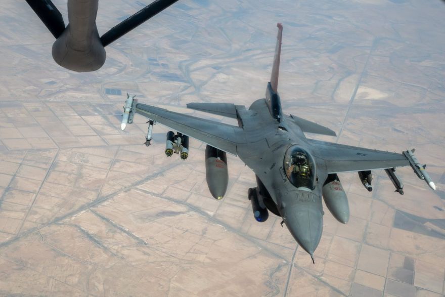 Истребители F-16 пролетают над Ближним Востоком во время патрулирования