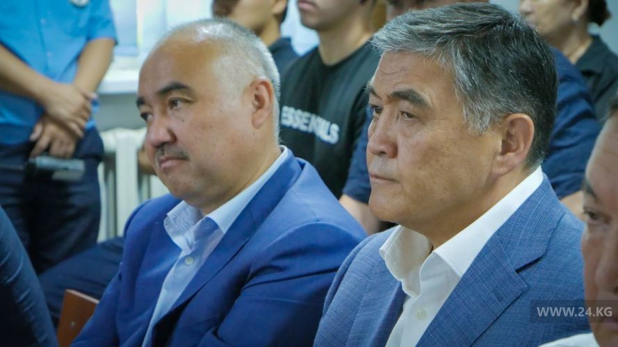 Камчыбек Ташиев и Нурланбек Тургунбек уулу в суде по «делу 75»