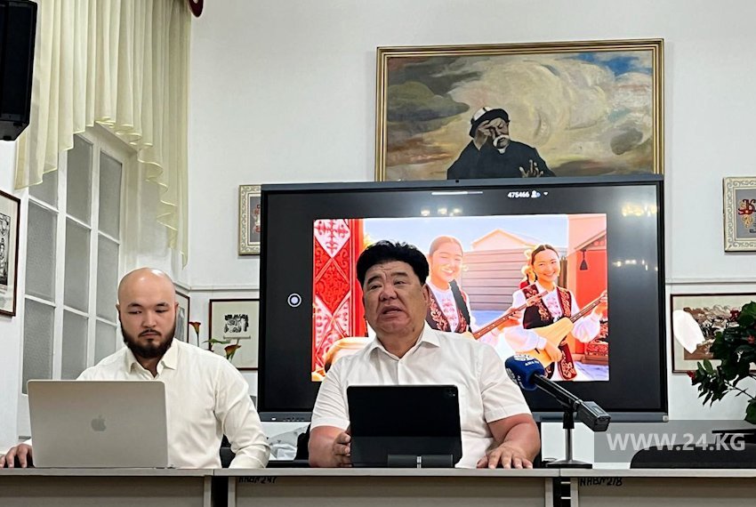 Слева направо: главный режиссер фестиваля Элбий Эдилбеков, художественный руководитель VI ВИК Алтынбек Максутов