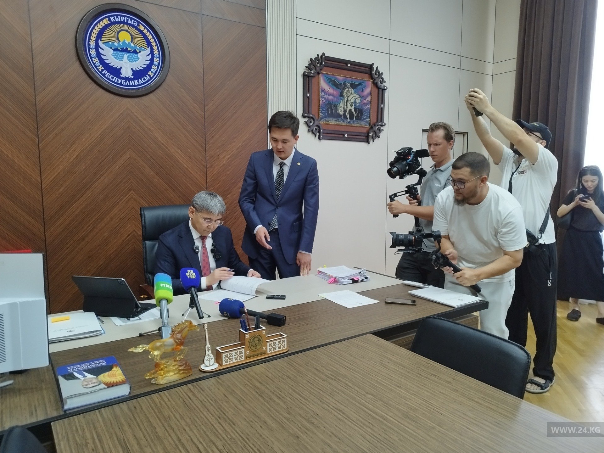 Глава Минздрава знакомит журналистов с рабочими буднями