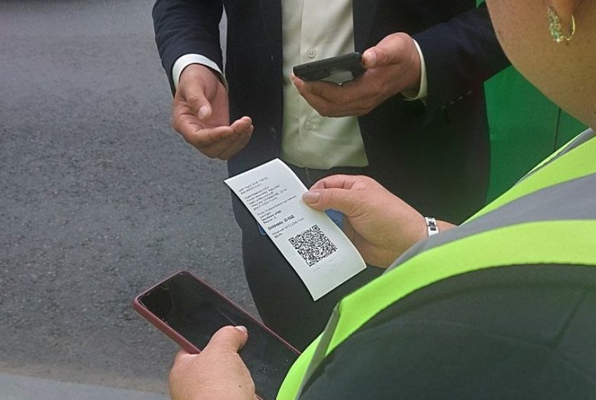 Если есть только наличные, необходимо оплатить в терминале 20 сом и полученную квитанцию показать водителю