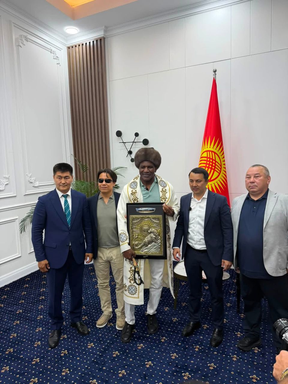 Эвандер Холифилд принял участие в неформальной встрече с депутатами Жогорку Кенеша