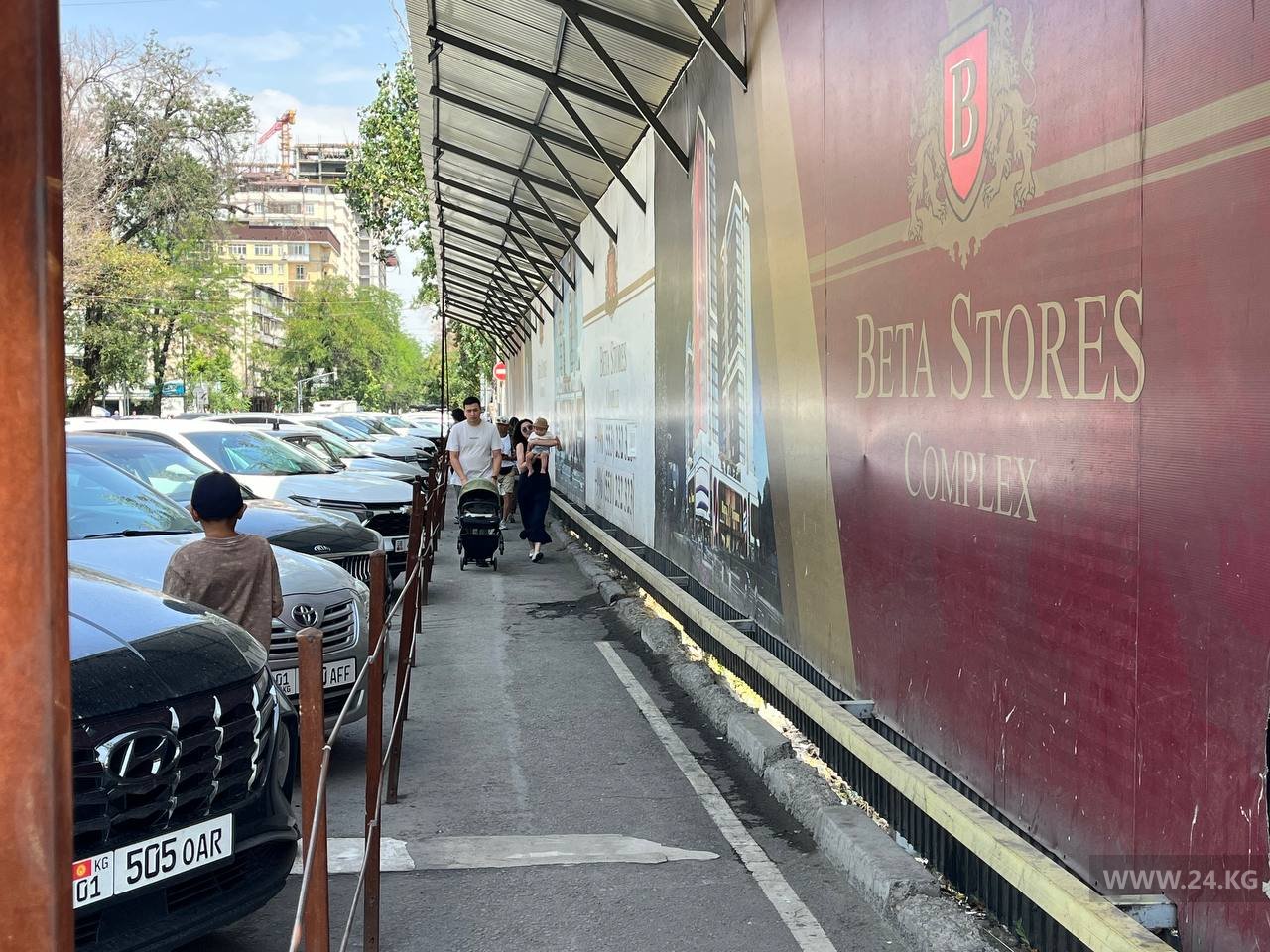 Перегороженный тротуар на улице Исанова