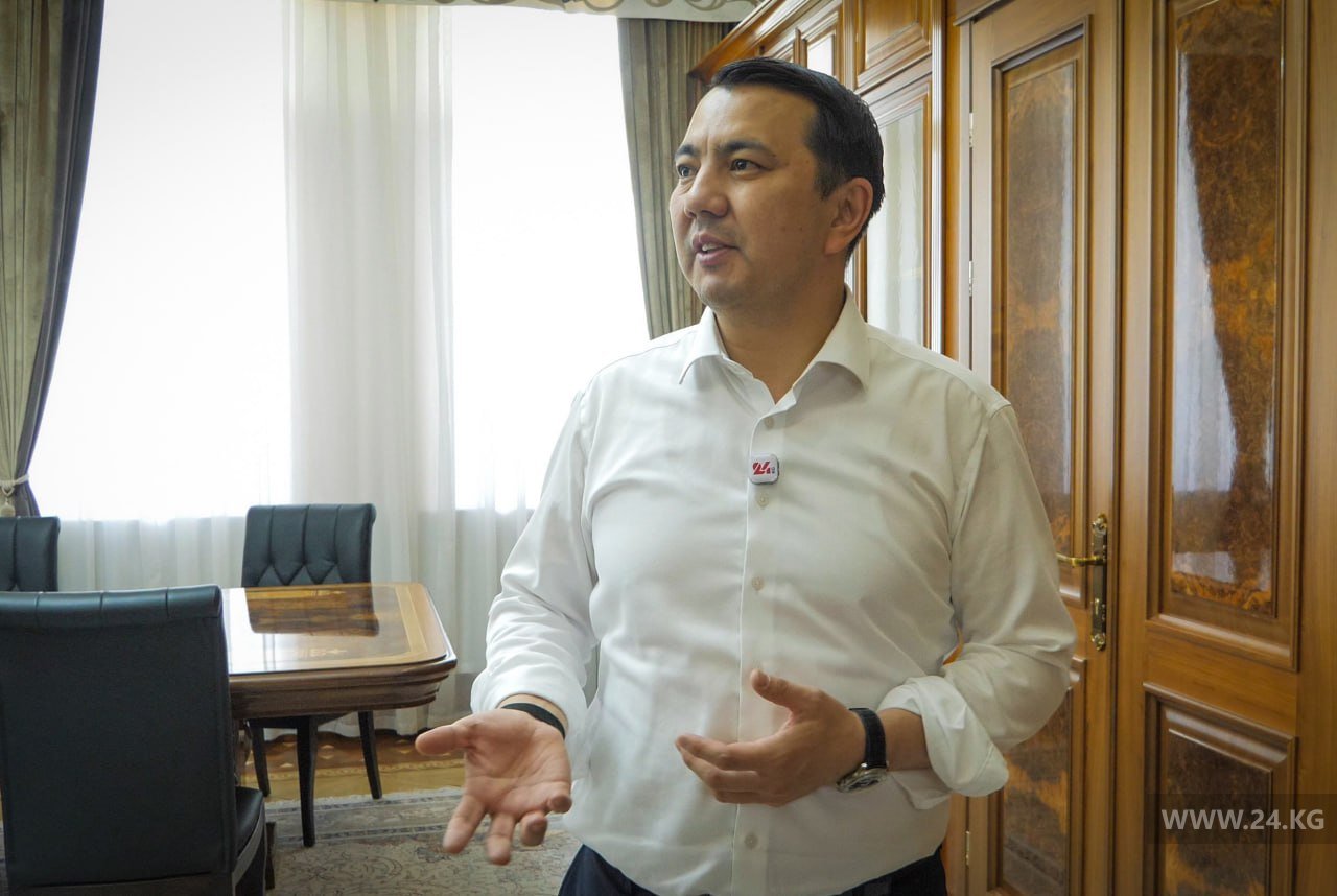 Сам кабинет председателя Жогорку Кенеша не выглядит как музей власти