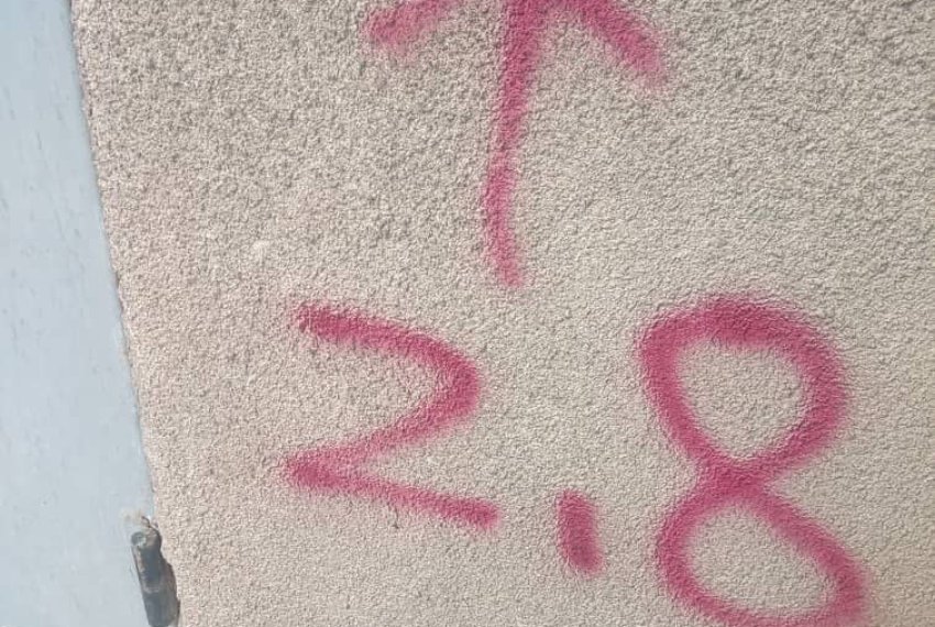 По словам сельчан, с северной стороны планируют изъять около 3 метров частной территории, а с противоположной — примерно 1 метр