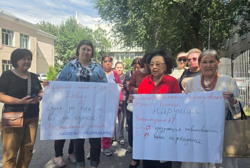 В поддержку директора собрались родители и учителя, которые недовольны решением курирующих органов