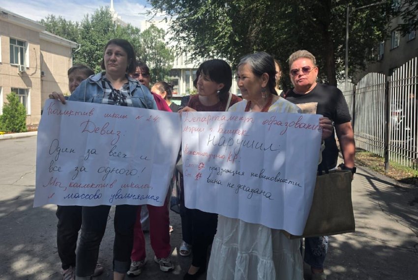 В поддержку директора собрались родители и учителя, которые недовольны решением курирующих органов
