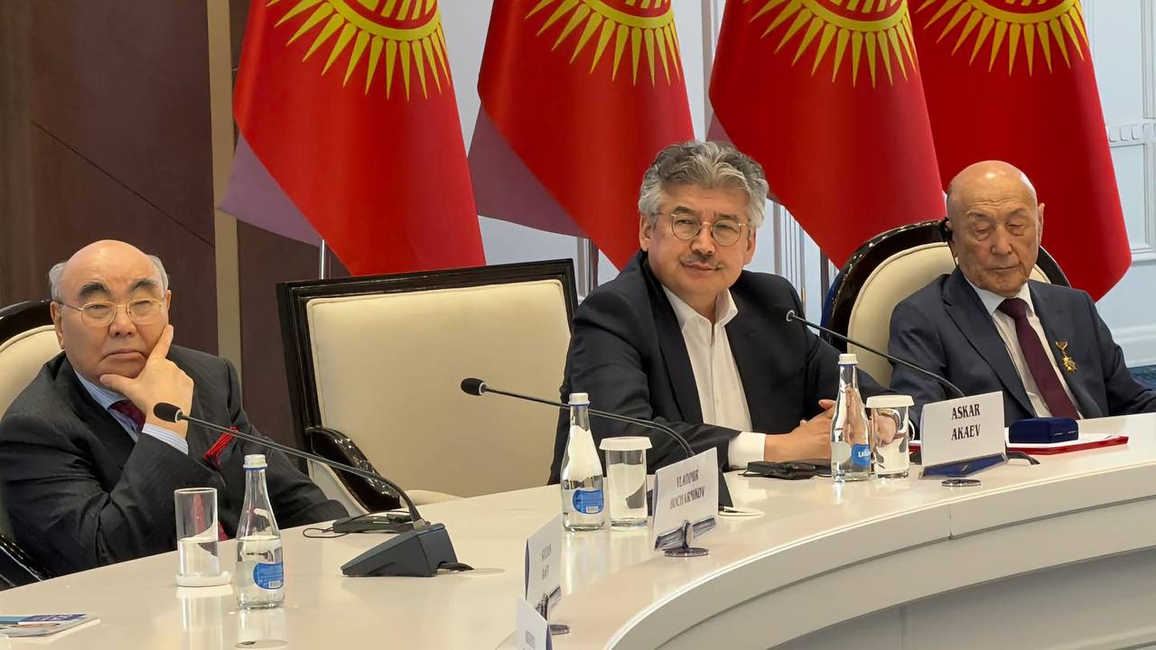 Государственный секретарь Арслан Койчиев и первый президент КР Аскар Акаев на Иссык-Кульском международном форуме