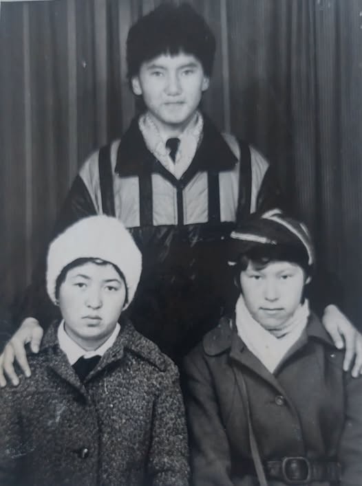 Нурлан Мотуев с родственницами