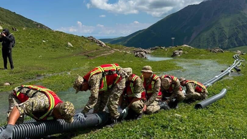 Сотрудники МЧС восстанавливают систему водоотвода