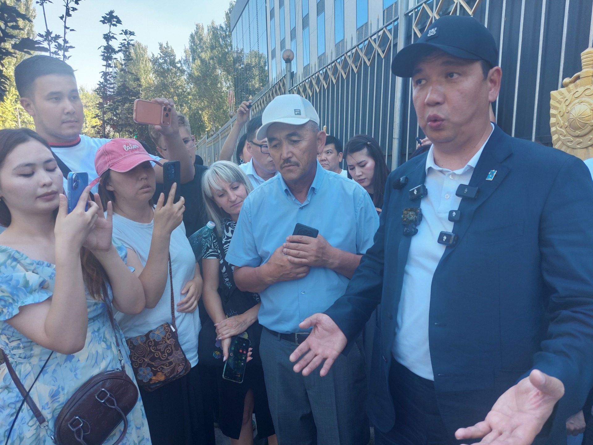 Айбек Джунушалиев ответил на все вопросы жителей и СМИ