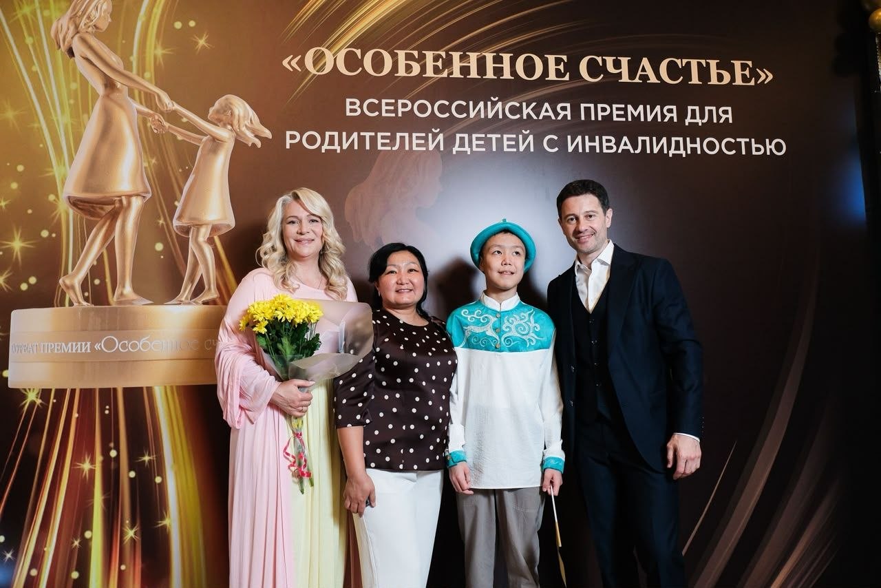 Айсулуу Айтимбетова вошла в число лауреатов Всероссийской премии. На фото она с сыном, актером Антоном Макарским и его супругой Викторией