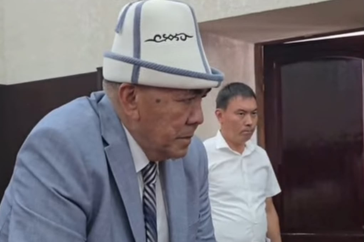 Элкинбек Аширбаев во время встречи с жителями села Кызыл-Туу