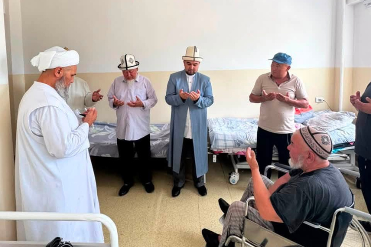 В Манасе сотрудники муфтията посетили пациентов городской больницы