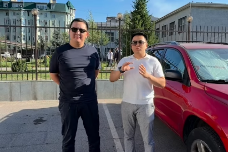 Нурсултан Акуналиев и его адвокат Шердор Абдыкапаров
