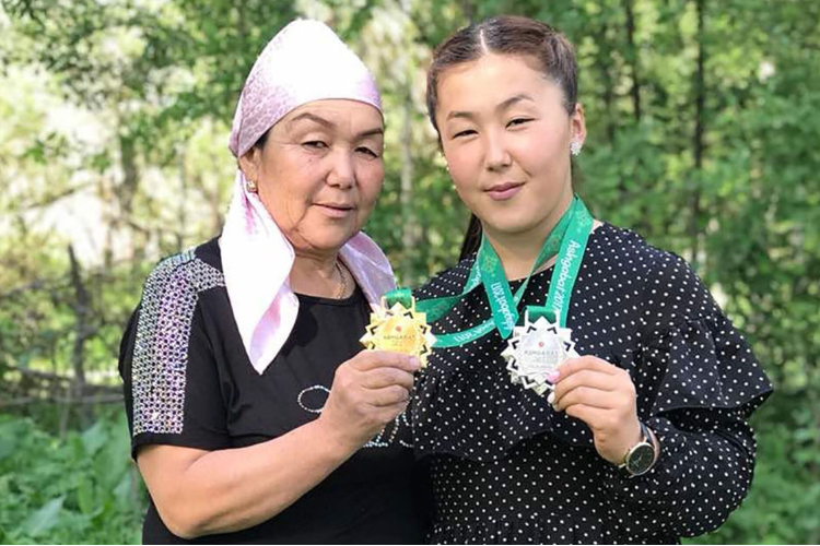 Алтынай Мамарасул кызы с матерью