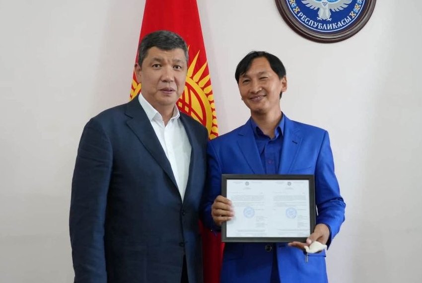 Ключи новоселам вручил мэр Бишкека Айбек Джунушалиев