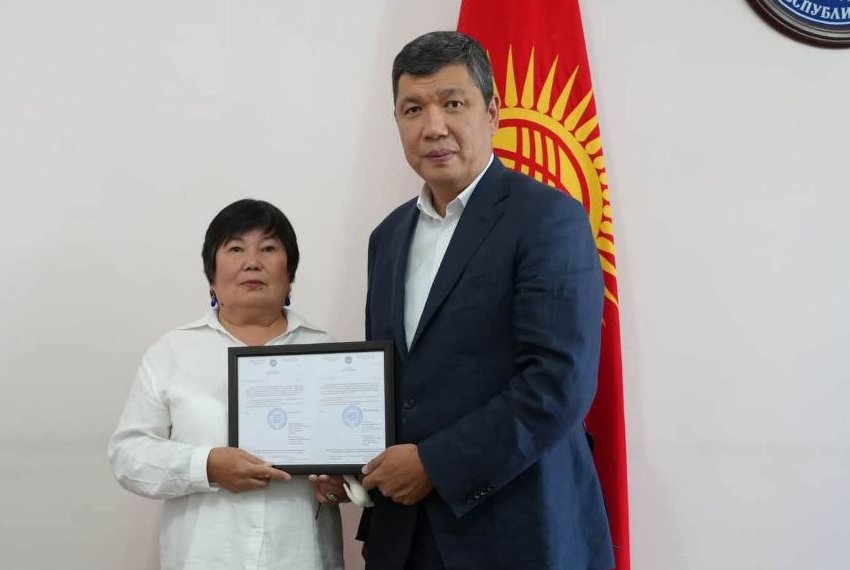 Ключи новоселам вручил мэр Бишкека Айбек Джунушалиев
