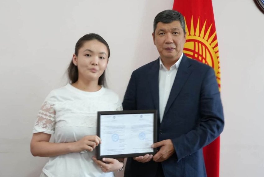 Ключи новоселам вручил мэр Бишкека Айбек Джунушалиев