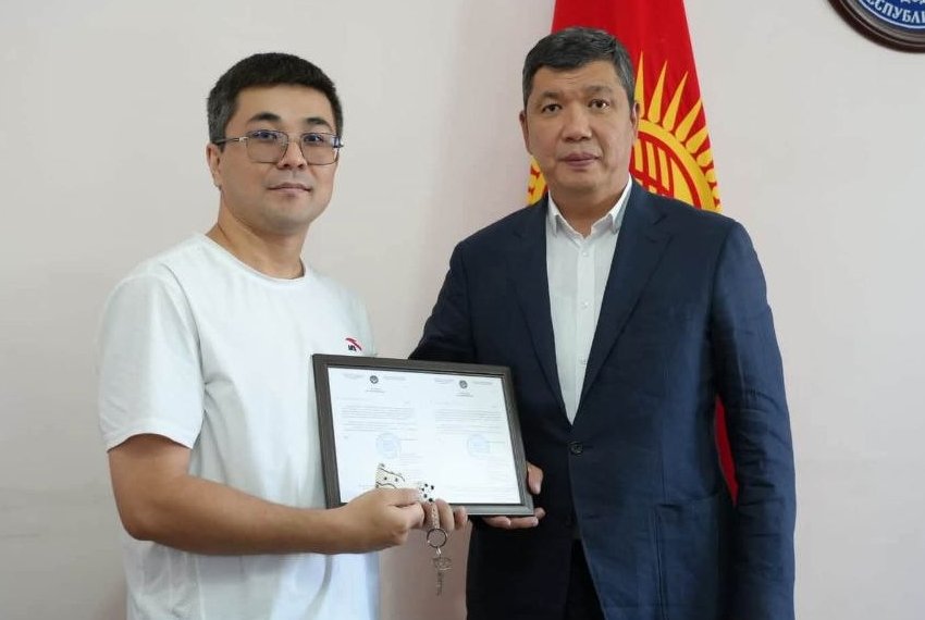 Ключи новоселам вручил мэр Бишкека Айбек Джунушалиев