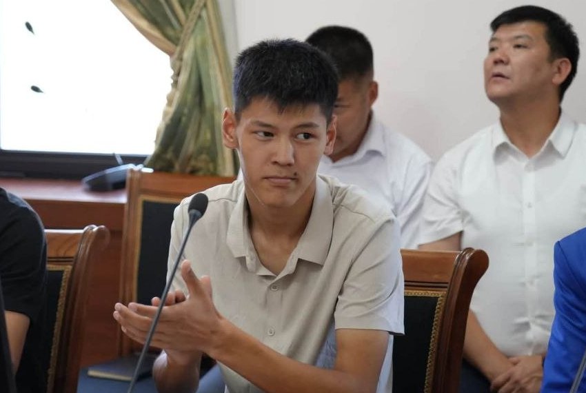 Ключи новоселам вручил мэр Бишкека Айбек Джунушалиев