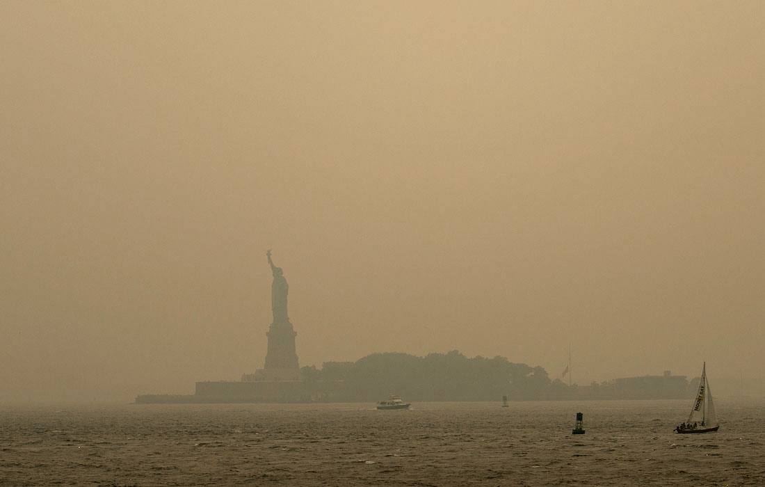 Восточное побережье США из-за массовых лесных пожаров в Канаде окутал густой смог