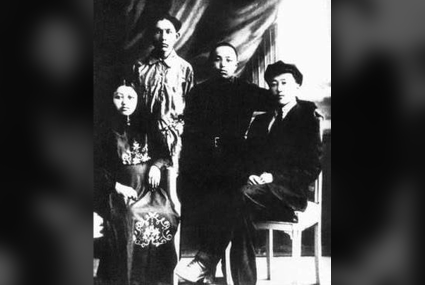 Слева — Турдубюбю Тыныстанова, справа Касым Тыныстанов, рядом — его брат Боталы