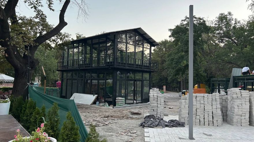 Вместо новых деревьев в Дубовом парке началась стройка павильонов