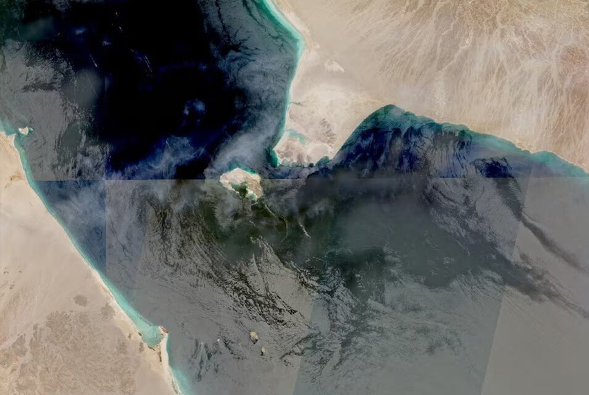 Все большее количество судов в акватории Красного моря меняют свой маршрут по направлению к Суэцкому каналу на фоне морской блокады