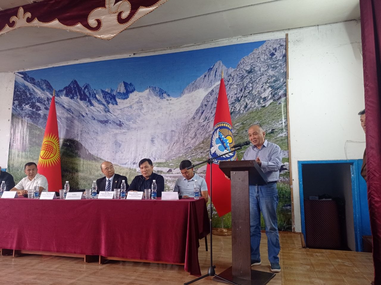 Долгие годы колючий кустарник карагана был предметом спора
