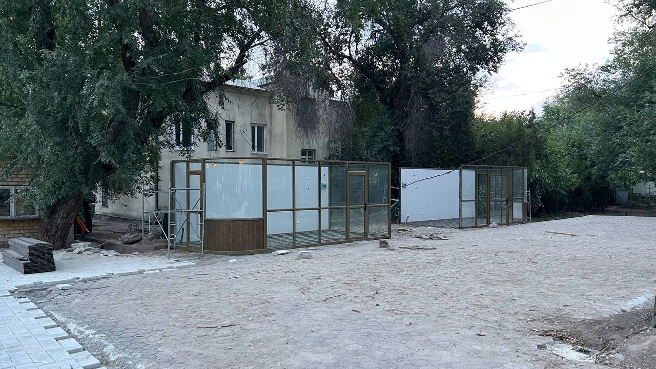 В Дубовом парке Бишкека мэрия демонтировала павильоны, которые здесь начали возводить неизвестные