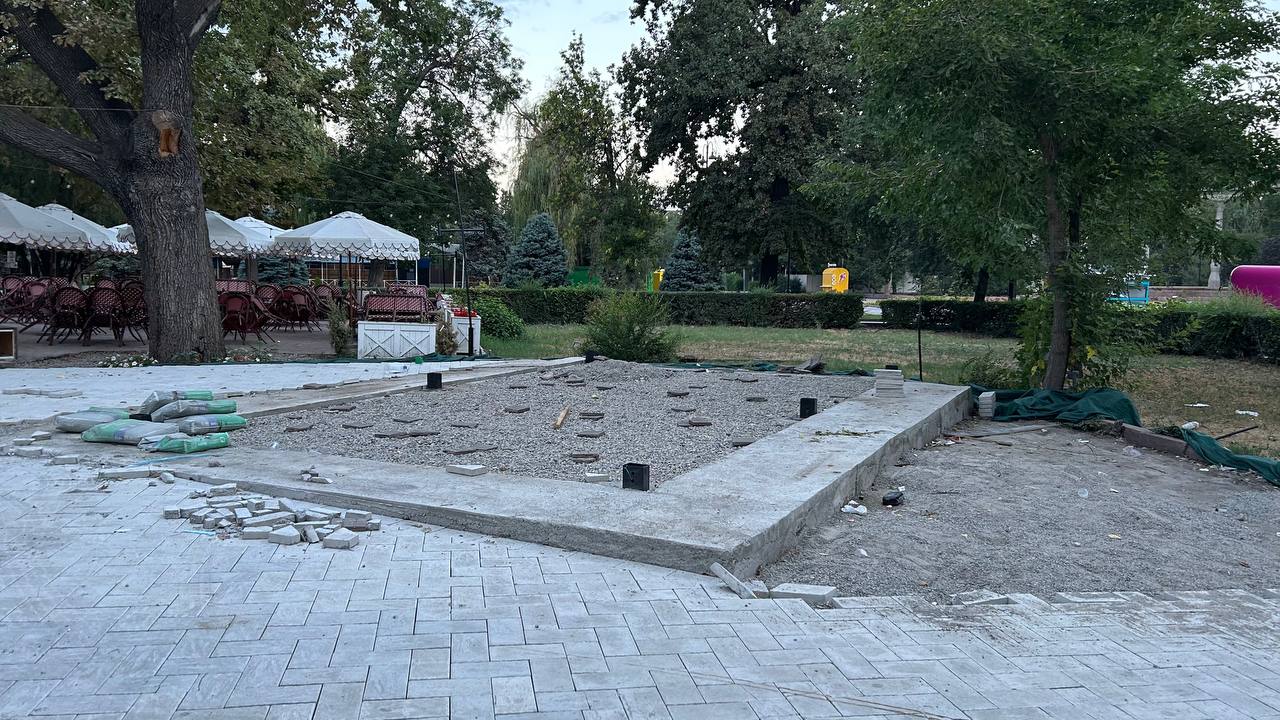 В Дубовом парке Бишкека мэрия демонтировала павильоны, которые здесь начали возводить неизвестные