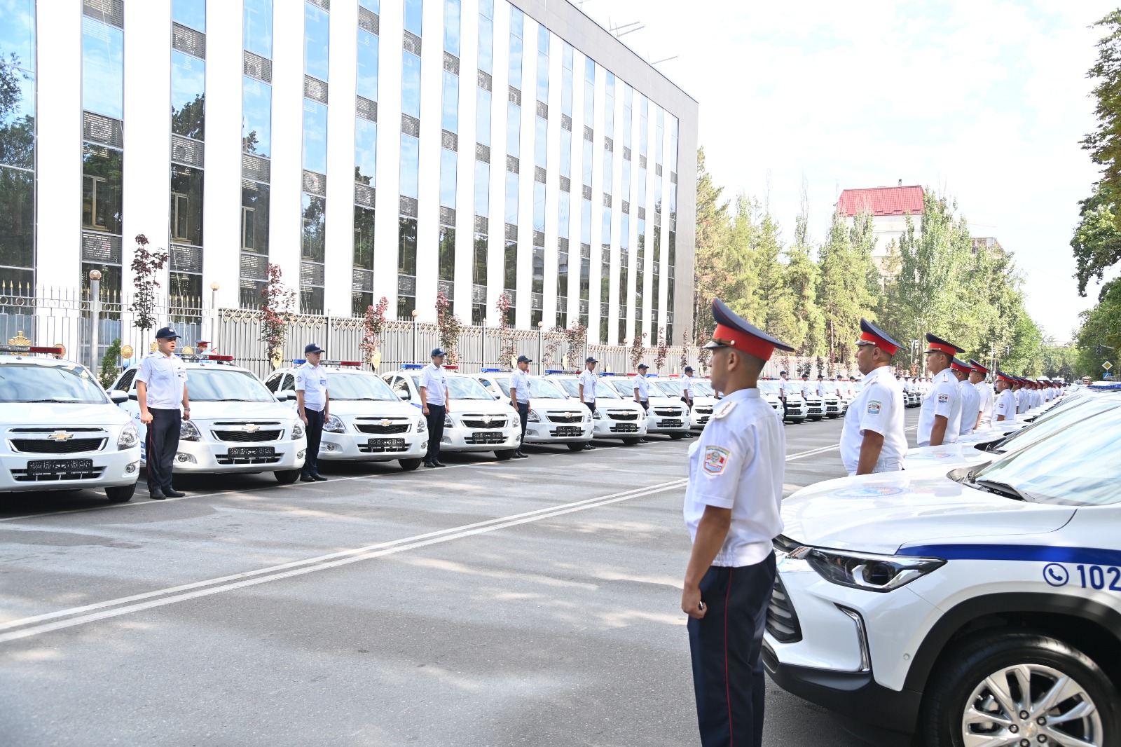 Передача участковым милиционерам 102 новых служебных автомобиля