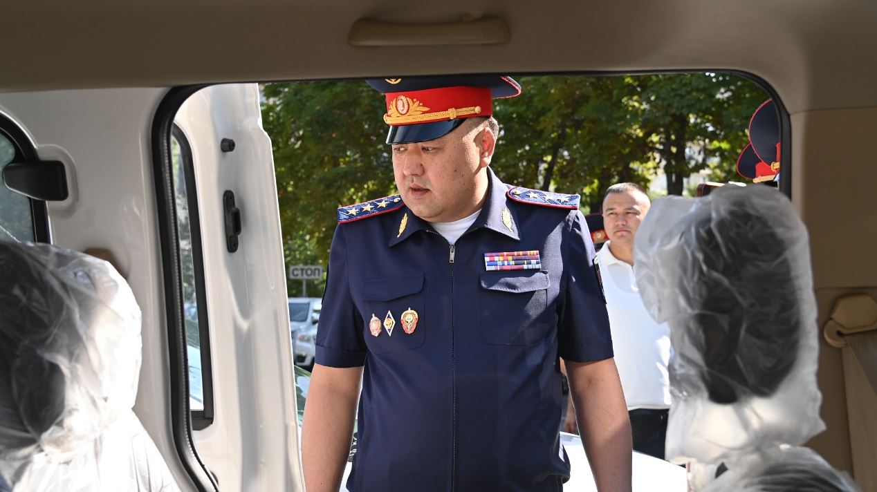 Передача участковым милиционерам 102 новых служебных автомобиля