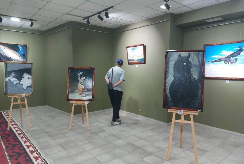 Еще до открытия выставки посетители раскупили почти половину картин