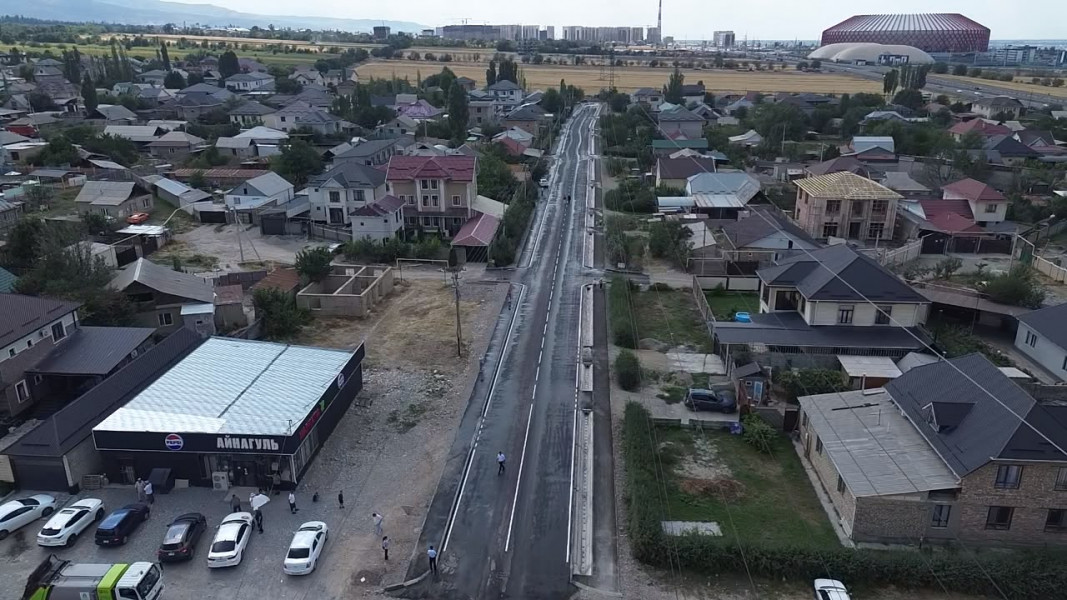 В рамках ремонта дорожники полностью обновили асфальтобетонное покрытие, обустроили пешеходные тротуары и построили новую ирригационную сеть
