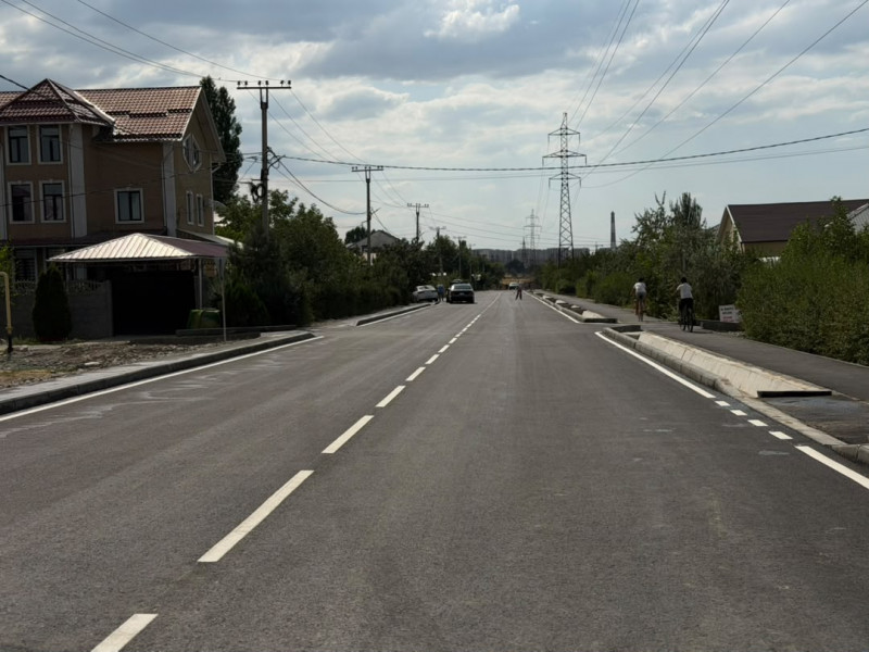В рамках ремонта дорожники полностью обновили асфальтобетонное покрытие, обустроили пешеходные тротуары и построили новую ирригационную сеть