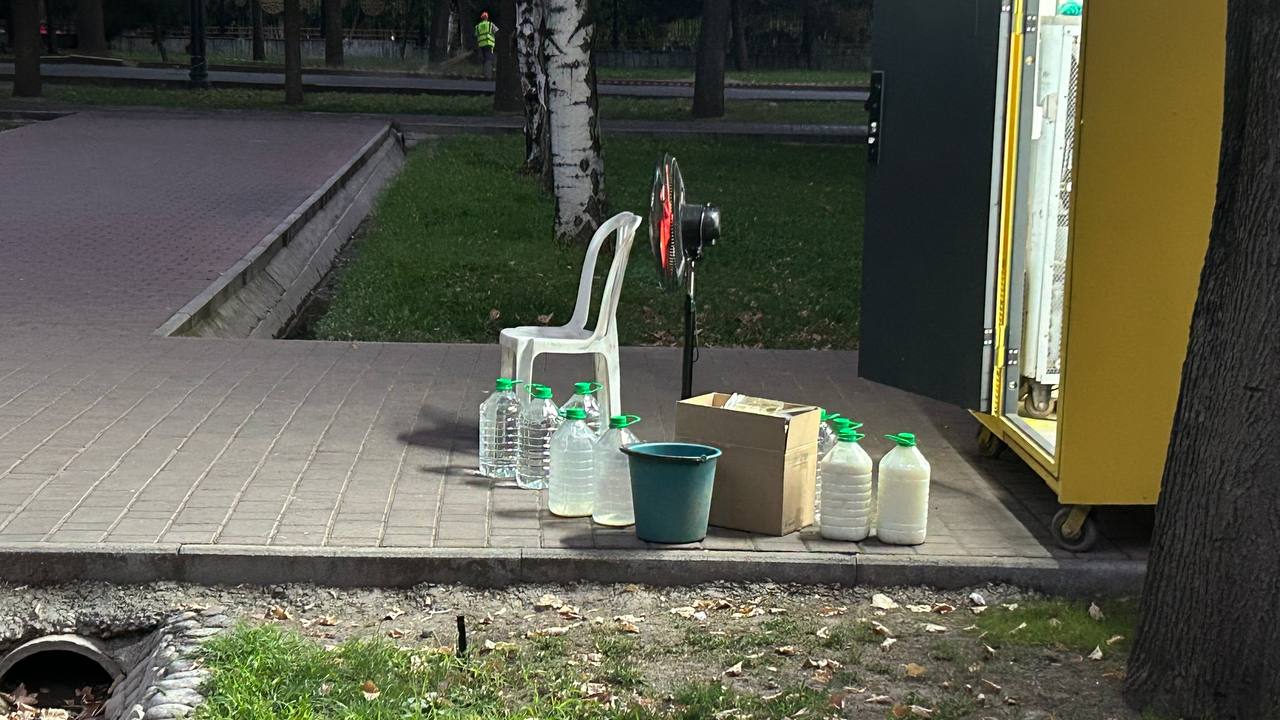 Воду приносят в баклажках. Молоко для коктейлей в каких-то грязных емкостях, сообщила бишкекчанка.