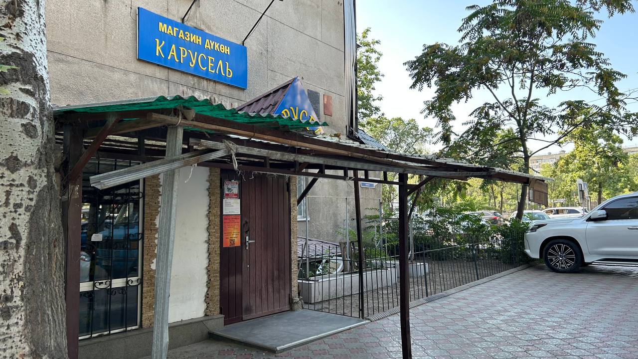 Эстетически «прекрасный» во всех отношениях навес, по мнению градоначальника, украшает центр?