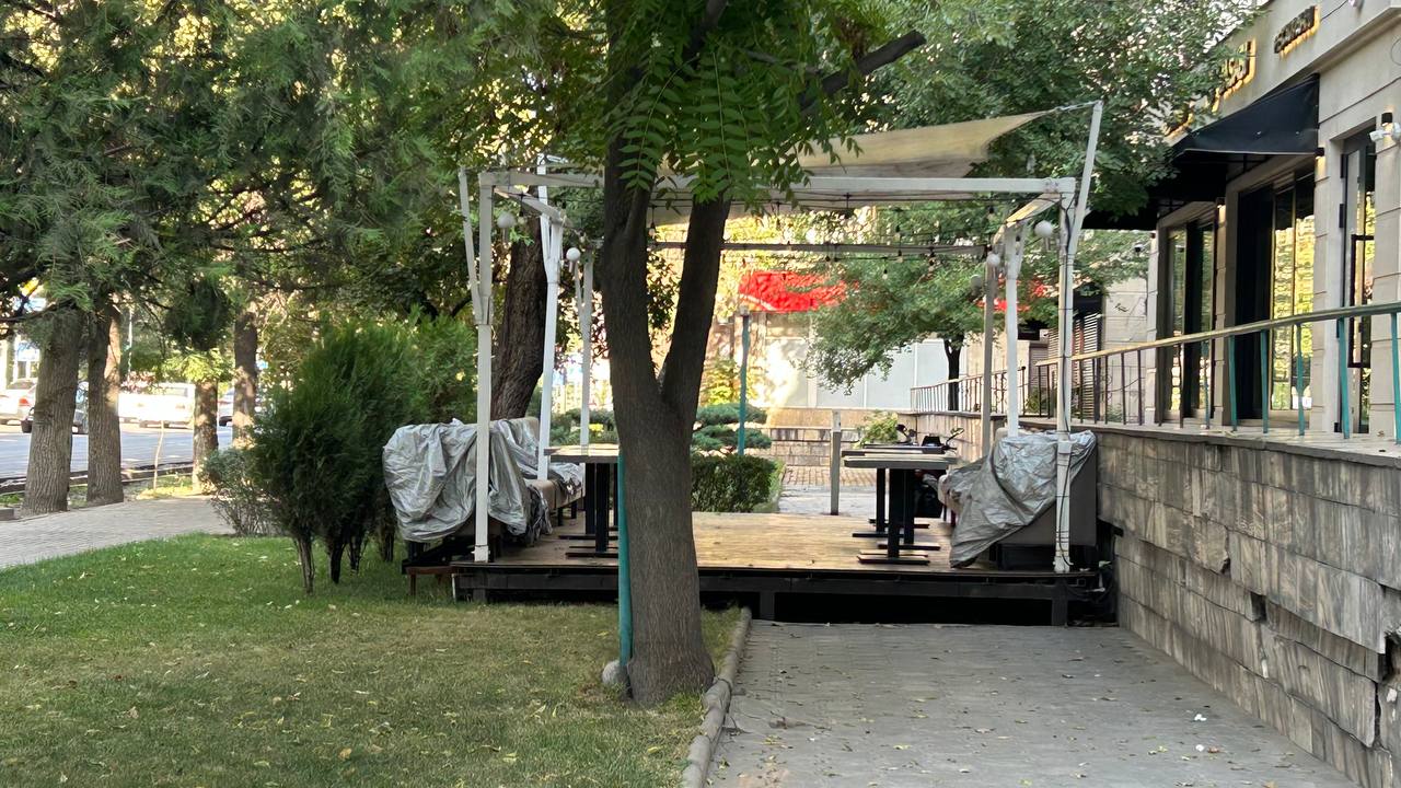 Летник прямо на газоне никого из муниципалитета не смущает