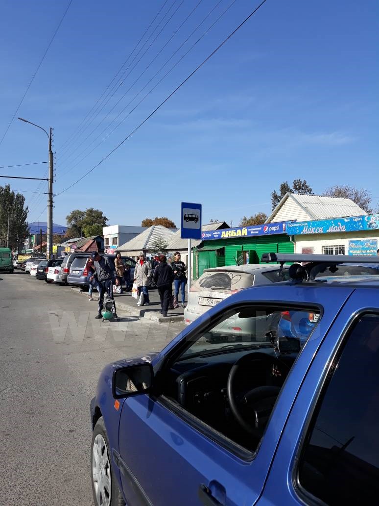 На Аламединском рынке машины паркуются прямо на остановке
